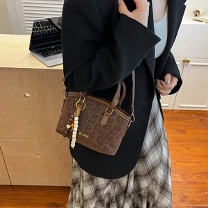 Sac à bandoulière vintage léopard avec breloque en perles et sangle réglable pour femme