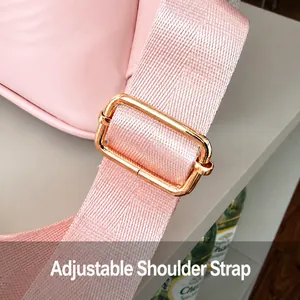 Détail d'une bandoulière réglable avec boucle en métal rose doré sur un sac à dos rose
