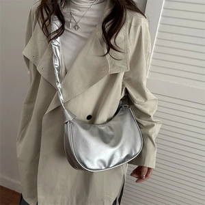 Sac hobo argenté métallisé avec détails plissés et bandoulière ergonomique large