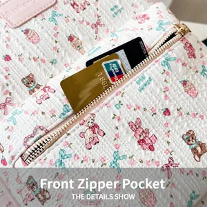 Détail de la poche avant zippée du sac à dos en tissu gaufré aux motifs mignons