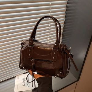 Borsa da Moto Vintage con Rivetti da Donna Retro in Pelle Verniciata PU Look Borsa a Tracolla con Nappe Grande Capacità Boston Bag
