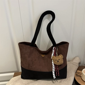 Elegante bolso tote bicolor con colgante de oso para la moda femenina de invierno 2025