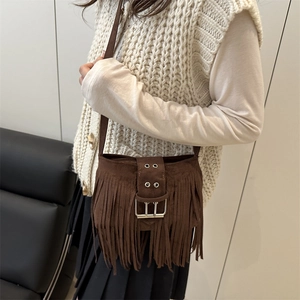 Bolso bandolera retro de ante marrón oscuro con flecos largos y hebilla de metal elegante