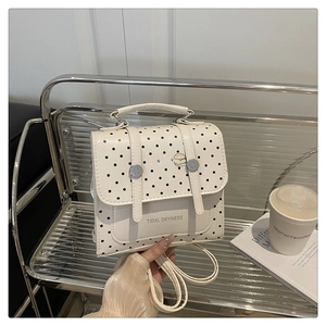 Detailansicht einer weißen gepunkteten PU-Lederhandtasche mit Tidal Dryness Print-Logo