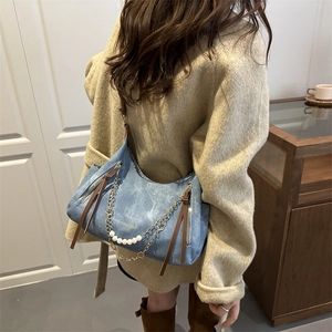 Sac bandoulière en denim bleu avec chaîne perle et texte Fashion & Bags sur modèle