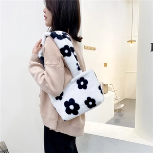 Plush tote bag with black and white daisy floral pattern for autumn and winter shoulder wear