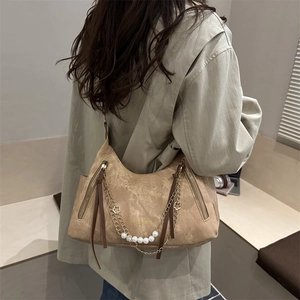 Sac hobo vintage camel pour femme avec pompons, charms perles et chaîne dorée