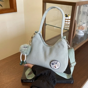 Sac en Bandoulière en Velours Côtelé pour Femme Avec Écusson Brodé Sac Hobo en Forme de Croissant Sac à Épaule de Mode Avec Pendentif Monstre