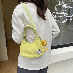 Sac bandoulière minimaliste en velours côtelé avec écusson canard et charm monstre