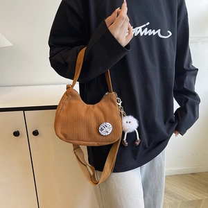 Sac bandoulière en velours côtelé marron avec bandoulière et breloque peluche
