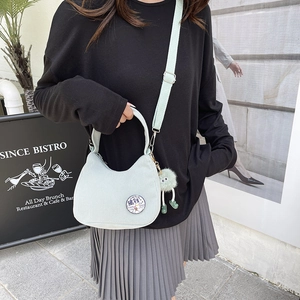 Sac bandoulière en velours côtelé vert clair avec badge mignon et charm monstre