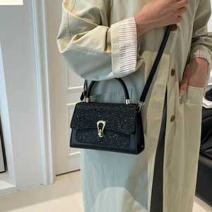 Fashionable black sequin拼接 handbag with gold clasp and leather shoulder strap