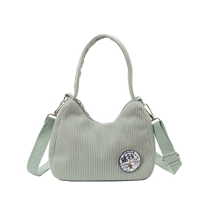 Sac hobo en velours côtelé vert clair avec bandoulière et broderie canard mignon