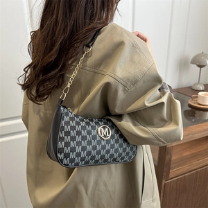 Klassische Schultertasche mit grauem Logo-Print, Goldkette und Metall-M-Schnalle