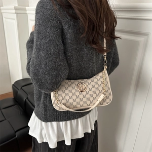 Elegante beige baguette Schultertasche mit Vintage-M-Monogramm und goldener Kette