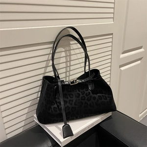 Bolso tote retro con estampado de leopardo y correas negras sobre fondo minimalista blanco