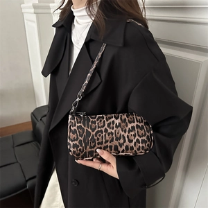 Sac baguette chic à imprimé léopard avec fine bandoulière pour femmes à la mode
