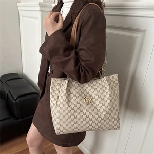 Grand sac cabas beige avec imprimé monogramme M et fines bandoulières marron