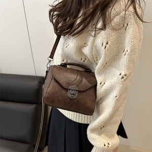 Sac bandoulière vintage marron pour femme avec fermoir métallique et poignée supérieure