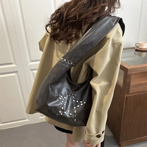 Borsa hobo vintage in pelle nera con borchie metalliche argentate a stella