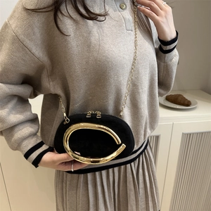 Borsa a tracolla classica in camoscio nero con finiture dorate e catena elegante