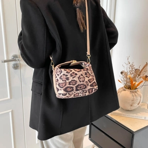 Modische Umhängetasche mit Leopardenmuster, Goldbeschlägen und Lederriemen