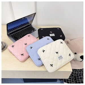 Custodie trapuntate per laptop con ricamo a fiocco in rosa, blu, beige e nero