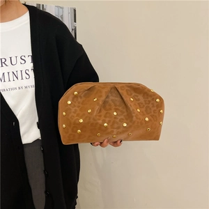 Pochette chic en velours léopard avec rivets dorés et design tendance de nuage froncé