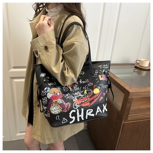 Détail du sac cabas en cuir noir avec graffitis colorés et motifs d'ours stylisés