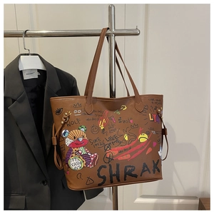 Détail du sac cabas marron avec motifs de graffitis colorés d'ours et d'étoiles