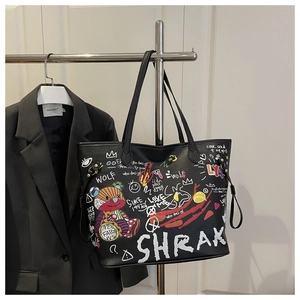 Détail du sac seau en cuir noir avec graffiti d'ours colorés et design à cordon de serrage