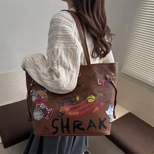 Sac cabas marron avec graffiti d'ours mignon, porté à l'épaule pour un style décontracté