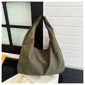 Detail van de olijfgroene nylon shopper met een zacht ontwerp en brede schouderriem