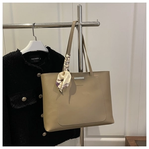 Détail du sac cabas kaki avec inscription mode et accessoire foulard en soie
