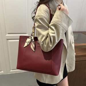 Grand sac cabas élégant en cuir rouge bordeaux avec foulard en soie pour femmes