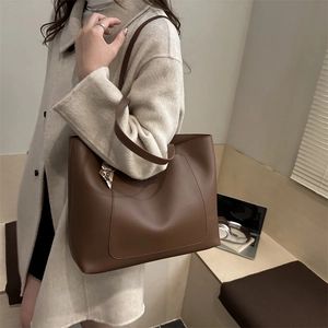Grand sac cabas en cuir marron foncé pour femme avec foulard et poche frontale chic