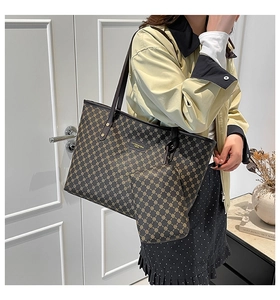 Détail du sac cabas à monogramme marron classique avec pochette intérieure assortie