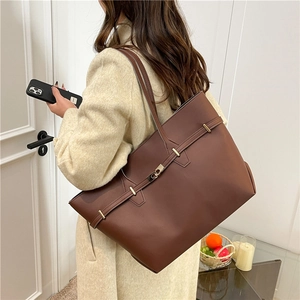 Elegante borsa tote in pelle caramello scuro con fibbia in metallo per ufficio