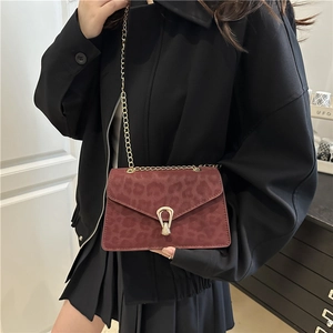 Sac bandoulière vintage léopard avec fermoir doré et bandoulière chaîne sur modèle