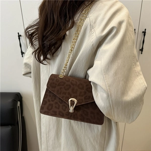 Sac bandoulière vintage à imprimé léopard avec chaîne dorée et boucle fer à cheval chic