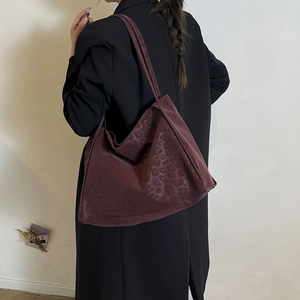 Grand sac fourre-tout bordeaux à imprimé léopard avec bandoulière pour l'automne