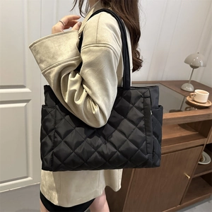 Chic black quilted tote bag for women featuring classic rhombic patterns for casual daily use