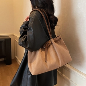 Minimalist large-capacity camel tote bag with vintage matte texture and brown leather straps