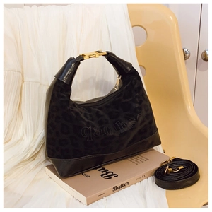 Dettaglio ravvicinato della borsa hobo leopardata nera con fibbia dorata elegante