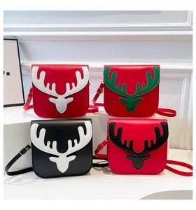 Détail de mini sacs bandoulière avec silhouette de cerf et couleurs de fête