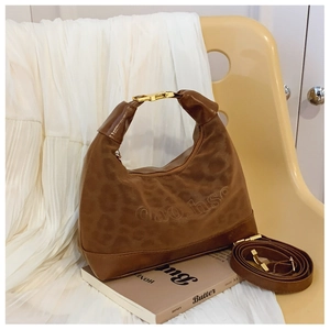 Dettaglio della borsa hobo con trama leopardata e fibbia in metallo dorato sul manico