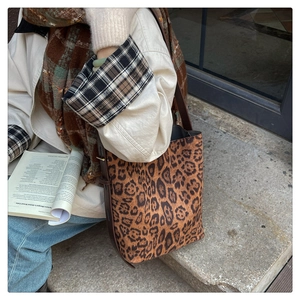 Détail du sac cabas vintage léopard en daim avec bandoulière en cuir marron élégant