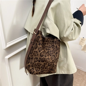 Grand sac cabas en daim imprimé léopard avec bandoulière en cuir marron sur modèle