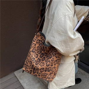 Grand sac cabas léopard en daim avec bandoulière en cuir pour un look automne