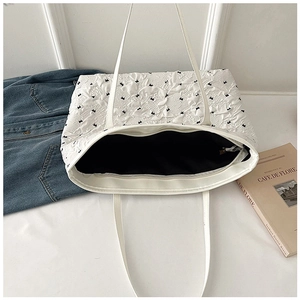 Gros plan du sac cabas en jacquard blanc avec motifs floraux et broderies noires